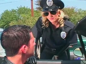 Policía pervertida follando a un tipo