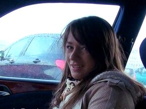 Hermosa chica checa amateur follada y recibe una corrida en la cara