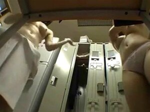 Cámaras ocultas del vestidor asiático. Cámaras espía grabando a