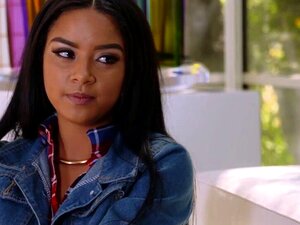 El semen caliente se llena duro en el coño depilado de Maya. El amigo