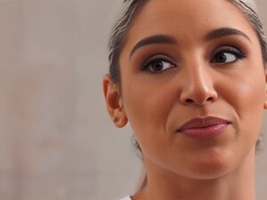 fumando caliente abella danger se burla en el cuarto de baño