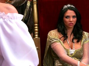 La reina es atrapada engañando y es castigada con rudeza