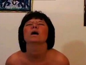 MILF con gafas se folla el culo profundo. Tía madura con grandes