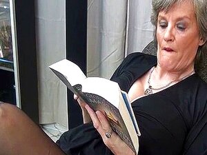 Ama de casa madura en medias negras sexys