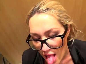 Secretaria Puta en Ascensor. Secretaria Puta en Grandes Tetas,