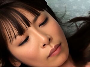 Descubre el encanto seductor de una linda y traviesa chica coreana con