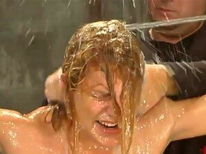 Jenni Lee. Jenni Lee tiene un miedo intenso al juego con agua, ¡pero