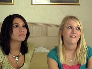 Hermanastras se ponen el atuendo de la naturaleza juntos en un hotel