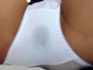 Una cachonda japonesa en uniforme universitario chupa polla