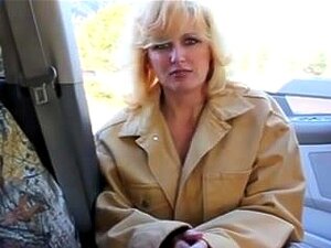 Racquel Devonshire como prostituta callejera,