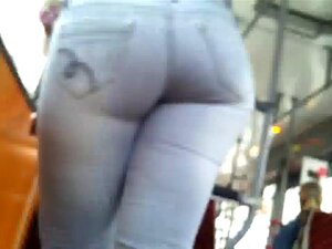 Hermosa latina con gran culo en el autobús