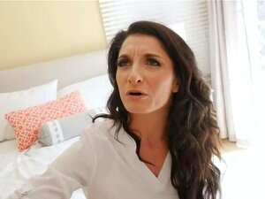 Una MILF morena y cachonda está haciendo una mamada increíble