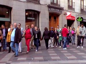 ¡Puta de iglesia es follada en el culo y cubierta en la basura!