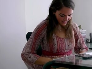 Esa chica necesita que cualquiera le lama la vagina peluda