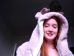 Pelirroja amateur completamente desnuda en la cama y masturbándose