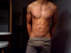 Déjate tentar por este ardiente seductor que te provocará con sus