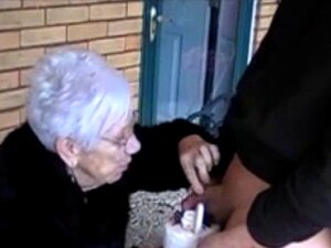 Senior chupa una polla fresca para su crankcamscom de cumpleaños.