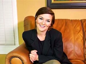 La tetona amateur Kylie en el casting couch se desnuda y se masturba