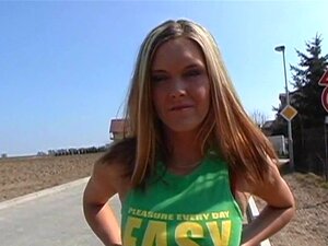 La chica de grandes tetas necesita una polla. Chupar sementales llena
