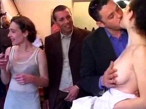 Esposa follando en la orgía