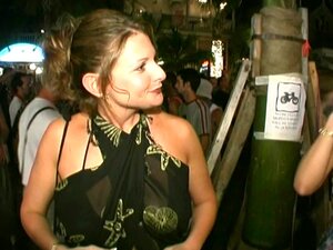 Observa a esta mujer sexy exhibir sus curvas y ofrecer un espectáculo