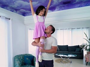 Itty bitty cutie monta la polla y se llena la boca con la polla