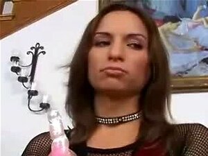 La pequeña Minx Amber Rayne se traga la polla con furia W42