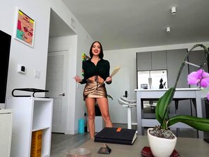 La madrastra usa su coño de MILF para entrenar mi enfoque