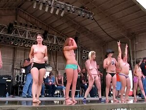 Chicas moteras hermosas completamente desnudas en un concurso de