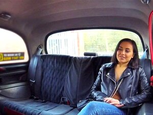 Turista caliente se folla en un taxi falso checo. La turista amateur