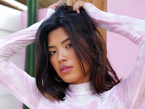 Hermosa chica asiática Moana Rosi posando caliente totalmente desnuda