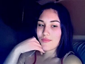 Chica asiática-americana se desnuda y se masturba para mí