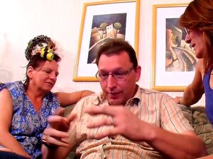 DOS MADURAS ALEMANAS SEDUCEN AL NERD NEIGBHOUR PARA UN TRÍO SEXUAL