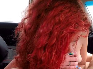 Bebé de pelo rojo rizado se folla al instructor. Estudiante de manejo