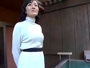 Esposa japonesa infiel viaja para una aventura sexual. Esposa japonesa