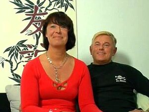 Mami alemana pervertida lo toma por dos machos en la cama de día,