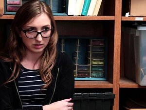 La apretada y linda ladrona atrapada y follada por seguridad