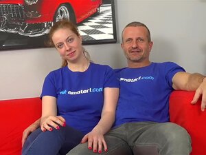 Dulce chica amateur trajo a un profesional del negocio del porno que