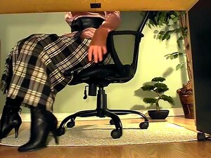 Secretaria con botas bajo masturbación de escritorio,