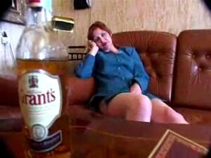 mamá está probando al amigo de su hijastro y a su amigo