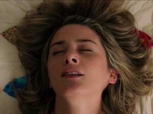 Addison Timlin Kissing Masturbándose en Life Like (sin música)