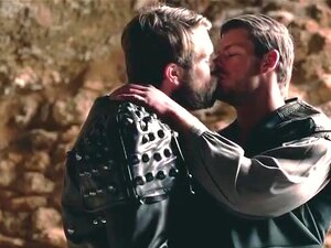Gay de Tronos con dos caballeros de cuero follándose mutuamente. Gay