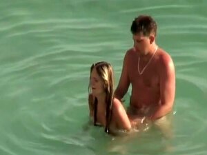 Pajeándose su polla dura en la playa,