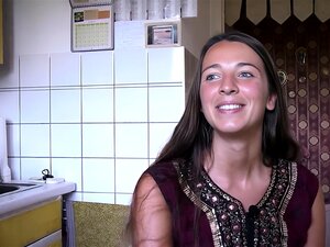 Ersties-Tanja de Ojos Azules Se Mete los Dedos en el Coño Mojado y