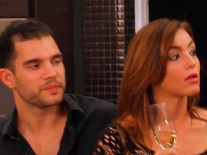 Swingers sucios disfrutando de sexo grupal masivo en una habitación