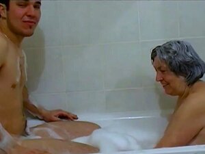 VIEJA NIÑERA - Abuela desnuda de OMAHOTEL se unió al baño y a un