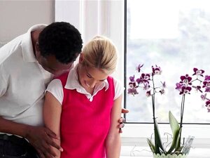Viejo negro se folla a una pequeña linda blanca. Viejo negro se folla