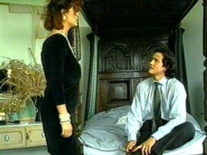 402339 Mujer clásica de grandes tetas naturales disfrutando de su