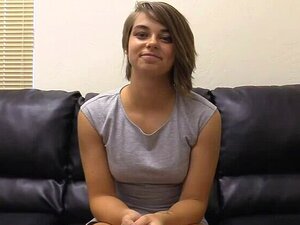 La linda Haley de 19 años se atraganta chupando polla en una