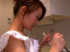 Complacendo a la tetona Marin Koyanagi dando una mamada muy caliente